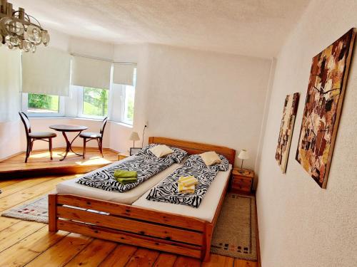 Schlafzimmer mit einem Bett und einem Tisch mit Stühlen in der Unterkunft Lerchenhof in Friesach