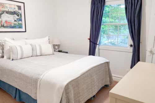 um quarto com uma cama e uma janela em Ravenswood Pool House em Sawyer