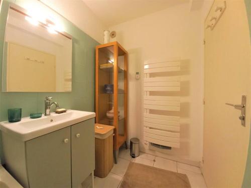 une salle de bain avec un lavabo et une douche dans l'établissement 3 pièces 62m2 balcon vue mer accès piscine tennis, à Hyères