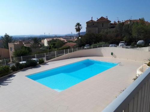 - une grande piscine au-dessus d'une terrasse dans l'établissement 3 pièces 62m2 balcon vue mer accès piscine tennis, à Hyères