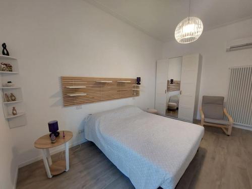 ヴィアレッジョにあるCasa Alessandraのベッドルーム1室(ベッド1台、テーブル、椅子付)
