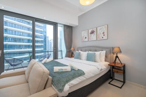 um quarto com uma cama grande e uma janela grande em Prime Stylish Studio with Marina Views no Dubai