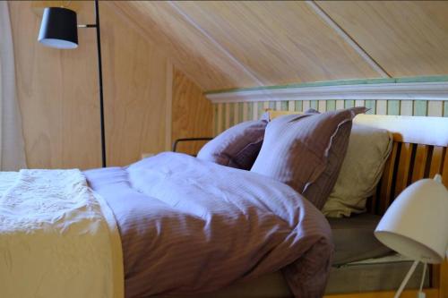 a bedroom with a bed and a lamp and a couch at Saunahouse Rae Vallas in Seli
