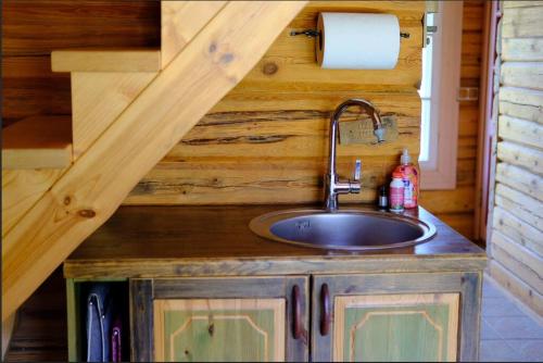 eine Küche mit Spüle in einem winzigen Haus in der Unterkunft Saunahouse Rae Vallas in Seli