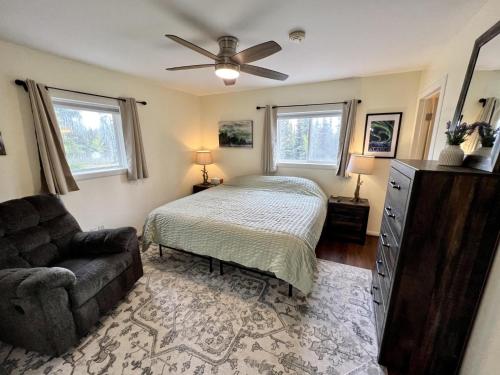 Denali National Park 2 King Bedroom Hideaway with Amazing Views في هيلي: غرفة نوم بسرير واريكة ونوافذ