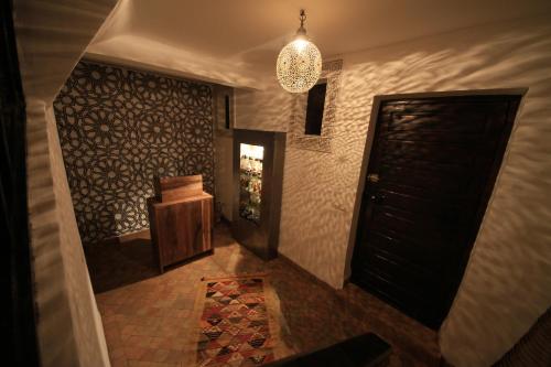 a hallway of a house with a black door at Riad De Vinci & SPA in Marrakech