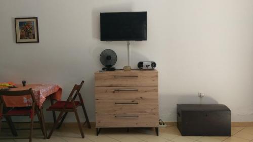 TV a/nebo společenská místnost v ubytování Appartement in einem dalmatischen Haus in Novigrad-Dalmatien neben Zadar