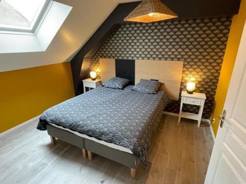 A bed or beds in a room at Maison centre bourg à 50m de la plage