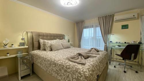 Schlafzimmer mit einem Bett, einem Schreibtisch und einem Stuhl in der Unterkunft Bratanov Vip Zone maisonettes 606 & 609 in Sonnenstrand