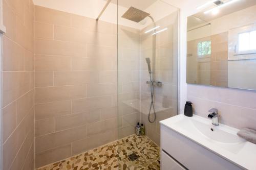 a bathroom with a shower and a sink at Tranquillité assurée in Évreux