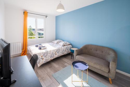 エヴルーにあるTranquillité assuréeのベッド、ソファ、椅子が備わる客室です。