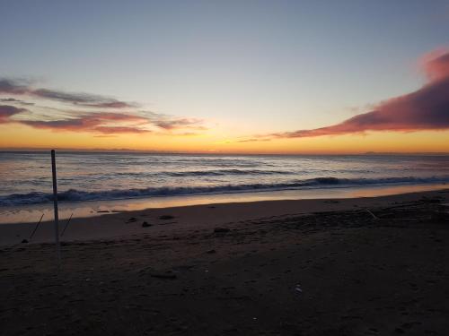 a sunset on a beach with the ocean at Belle Ocean Apart Otel in Alanya