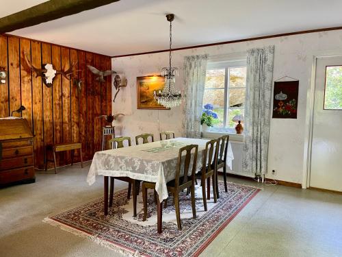 uma sala de jantar com mesa e cadeiras em Holiday Home Småland Paradiset em Ryd
