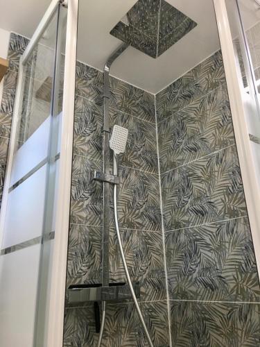 La salle de bains est pourvue d'une douche murale. dans l'établissement La cabane urbaine et son jardin, à Rouen