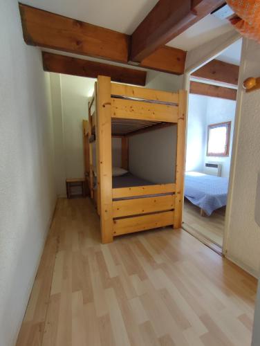 une chambre avec un lit superposé dans une pièce dans l'établissement SOPRALYNES Agréable T2 Cabine Mezzanine avec grande terrasse Richelieu Cap d'Agde, au Cap d'Agde