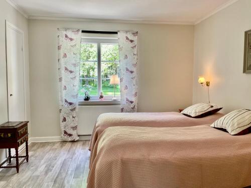 Ryd的住宿－Holiday Home Småland Paradiset，一间卧室设有两张床和窗户。