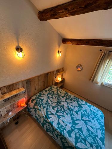 - une chambre avec un lit et deux lumières sur le mur dans l'établissement Maison charmante idéale pour des vacances sur la côte d'Azur, à Antibes