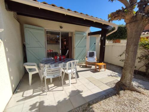 Patio alebo iná vonkajšia časť ubytovania SOPRALYNES Agréable T2 Cabine Mezzanine avec grande terrasse Richelieu Cap d'Agde