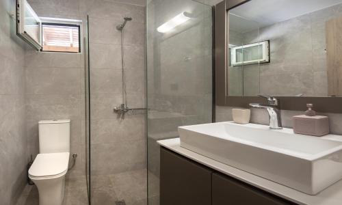a bathroom with a sink and a toilet and a shower at Antartisa B&B in Límni