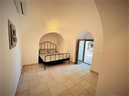 um quarto com uma cama num quarto em Trullo Assiolo in Valle d'Itria em Martina Franca