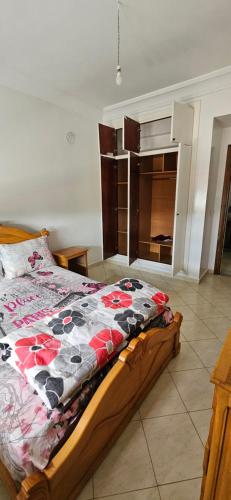 穆罕默迪耶的住宿－Residence L'ermitage One bedroom apartment，一间卧室配有一张带五颜六色棉被的床