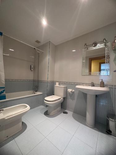 La salle de bains est pourvue de toilettes, d'un lavabo et d'une baignoire. dans l'établissement CLAREN'S GUESTHOUSE, à Cangas del Narcea