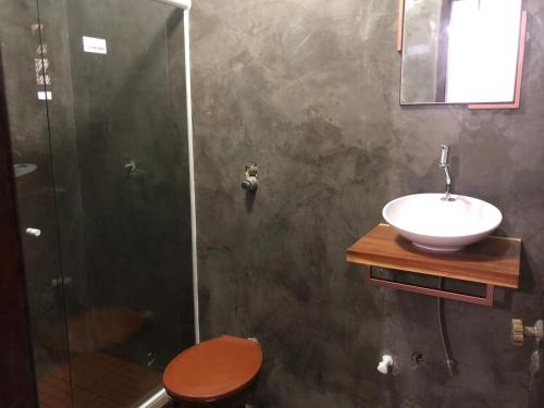Bilik mandi di Pousada do Suiço