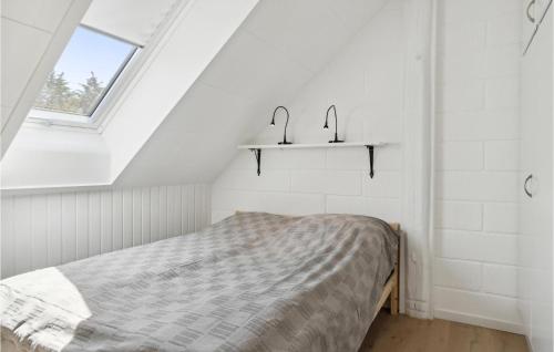um quarto com uma cama e uma janela em Nice Apartment In Blokhus With Wifi em Blokhus