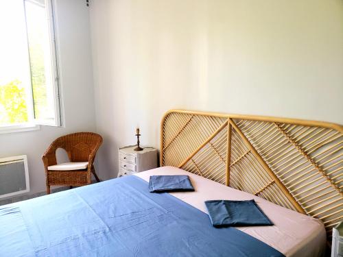 une chambre avec un lit avec deux oreillers dessus dans l'établissement le central 300 metres de la plage, à Cassis