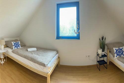 a bedroom with a bed and a window at Villa Popeye Jakuzzis nyaralóház in Békésszentandrás