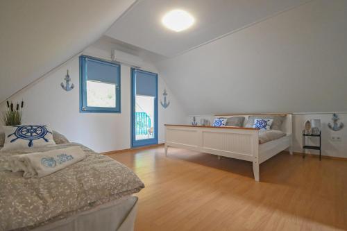 1 dormitorio con cama y sofá en Villa Popeye Jakuzzis nyaralóház, en Békésszentandrás
