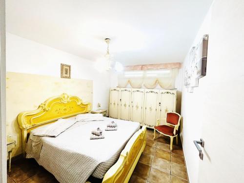 Un dormitorio con una cama amarilla con ositos de peluche. en Maria Antonietta House, en Porto Torres