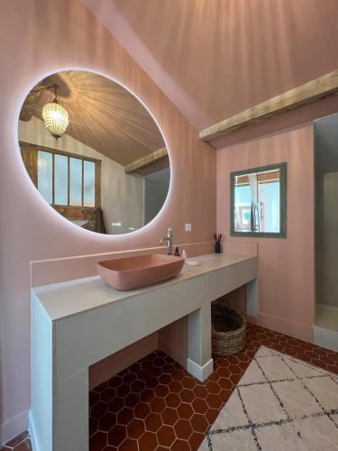 une salle de bain avec un lavabo et un miroir dans l'établissement La Maison Mulatô, appartement de charme, Libourne - Saint Emilion, à Libourne