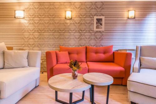 ein Wohnzimmer mit einem Sofa und einem Tisch in der Unterkunft STENATA Sport Apartments in Pamporowo