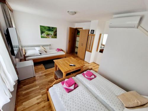 un salon avec deux lits et une table dans l'établissement House Ana, aux lacs de Plitvice