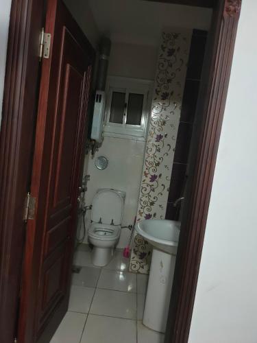uma pequena casa de banho com WC e lavatório em شقة في فيلا no Cairo