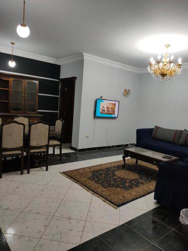 uma sala de estar com um sofá e uma mesa em شقة في فيلا no Cairo