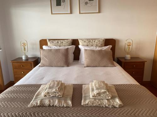 sypialnia z łóżkiem z dwoma ręcznikami w obiekcie Viseu Home w mieście Viseu