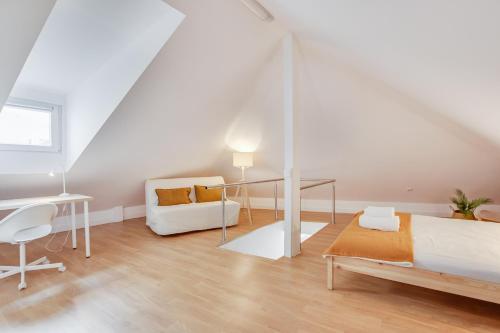 um quarto branco com uma cama e uma secretária em Hygge Chiado em Lisboa