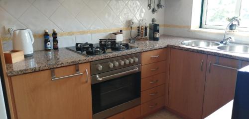 Кухня или мини-кухня в Apartamento- csantos
