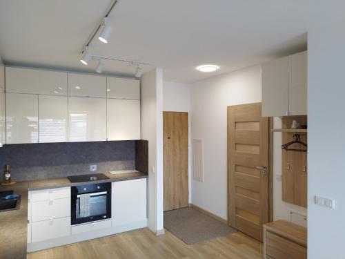 Η κουζίνα ή μικρή κουζίνα στο nowy apartament
