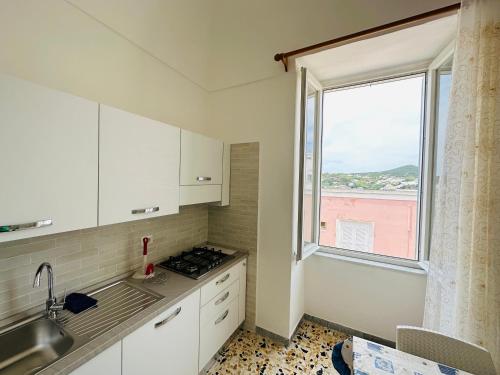 ポンツァにあるCasa Borbone - Immobilevanteのキッチン(シンク付)、景色を望む窓が備わります。