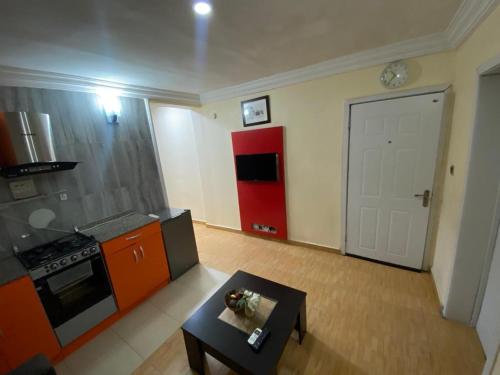 salon z kuchnią z czerwonymi drzwiami w obiekcie Apartment D (Deluxe One Bedroom Apartment) w mieście Lagos