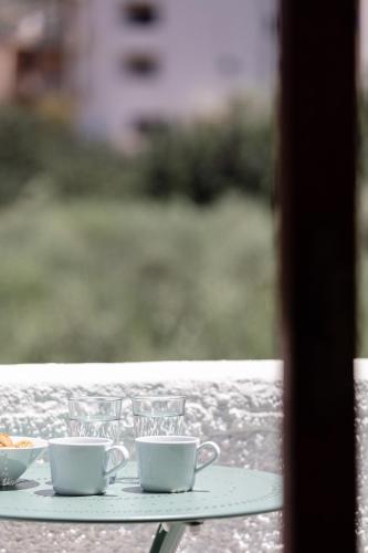 a table with two cups and two tea cups at Eleftheria Studios in Balíon