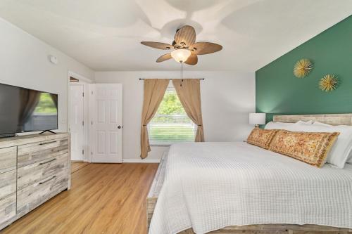 a bedroom with a bed and a ceiling fan at THE GOLDEN PONY-Newly Renovated, 8min to WEC, Pet Friendly in Ocala