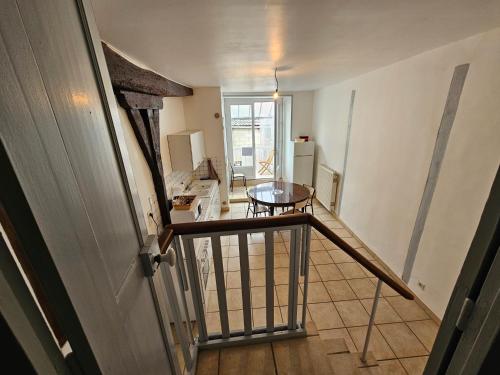 Un escalier mène au salon et à la cuisine. dans l'établissement chez Effat et marie T A C 1, à Saint-Aignan