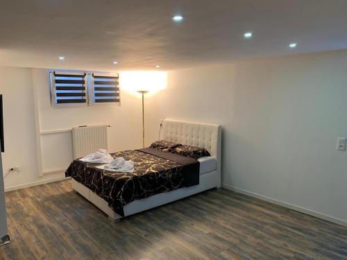 1 dormitorio con 1 cama y 1 lámpara en una habitación en Studio 45m2 très calme en Village-Neuf