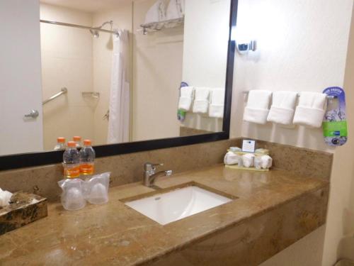 a bathroom with a sink and a mirror at Holiday Inn Express Tuxtla Gutierrez La Marimba by IHG in Tuxtla Gutiérrez