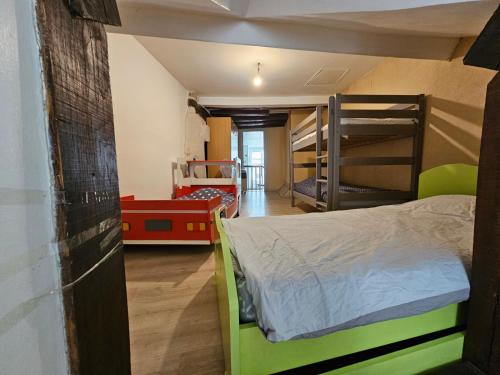 サン・テニャンにあるGîte chez Effatの二段ベッド付きの部屋とベッドルーム付きの部屋