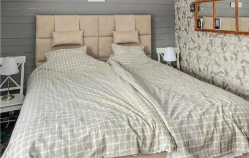 una camera da letto con un grande letto con due cuscini di Lovely Home In Arboga With Kitchen a Findla